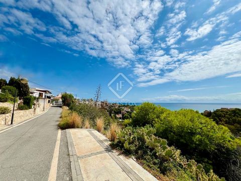 Se vende espectacular terreno urbano de 1.326 m², situado en una de las zonas más privilegiadas de Coveta Fuma, El Campello, a tan solo 20 km de Alicante. Este solar ofrece impresionantes vistas panorámicas al mar, ideal para quienes buscan tranquili...