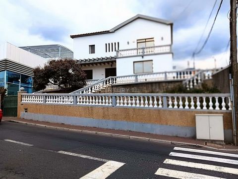 Si vous recherchez une opportunité unique sur le marché immobilier, cette maison individuelle à Funchal est le choix parfait pour vous. Située dans l'un des meilleurs quartiers de la ville, sur la route de Poço Barral, à proximité des services, des e...