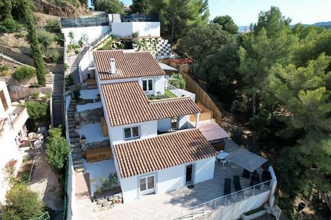 Aujourd'hui je vous invite à vous installer confortablement dans cette maison entièrement rénovée où vous pourrez vous installer sans délais. Accrochée à la colline entre LE LAVANDOU et BORMES, en bordure d'espaces verts et orientée Est/Sud/Ouest, c'...