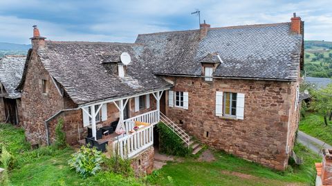 Auzits area - in the heart of a peaceful hamlet, located 30 minutes from Rodez and 12 minutes from Decazeville, discover this real estate complex composed of a habitable part of approximately 111m², a barn of 40m² and other outbuildings all on a plot...