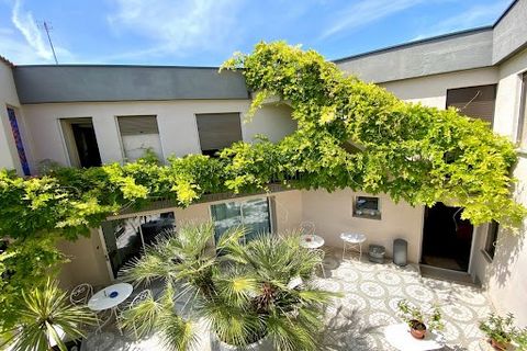 Located in Montpellier - 20 minutes by public transport or less than 15 minutes by bike from the historic centre - this large house of 271m² has a lot to offer. Built in a U-shape, the first floor comprises the main living areas: a large living room ...