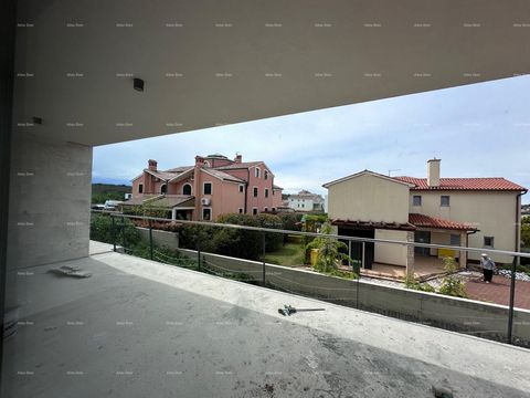 Banjole! Nieuwe constructie. Het gebouw bestaat uit de begane grond, 1e verdieping en 2e verdieping. Appartement 1 op de begane grond krijgt tevens een tuin met zwembad en zal uit de volgende kamers bestaan: hal, keuken met eetkamer en woonkamer, 3 s...