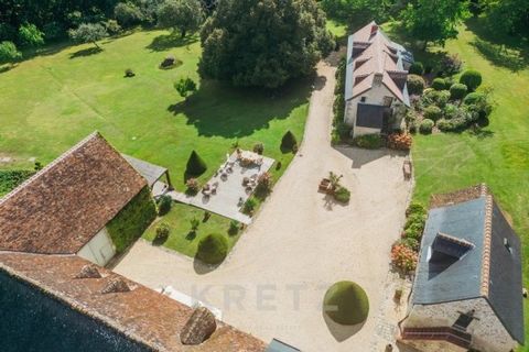 Neuvy-le-Roi- TOURAINE-Property comprising 3 magnificently renovated longères with a total surface area of approx. 580 m2, set in 1.7 ha of parkland with century-old oak trees and two terraces. 1st longère, ground floor: entrance gallery, 35 m² loung...