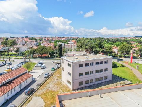 Location: Istarska županija, Rovinj, Rovinj. Istrien, Rovinj Geschäftsräume stehen zum Verkauf in Rovinj, in einer sehr attraktiven Wirtschaftszone der Stadt. Nur 900 Meter vom Stadtzentrum entfernt, am Eingang von Rovinj, befindet sich dieses Gewerb...