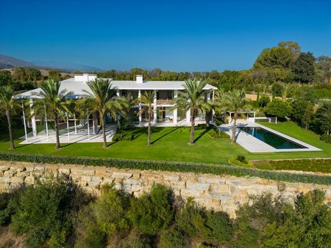 Découvrez cette magnifique villa de luxe située en bordure de golf à Casares, Malaga. Avec ses 6 chambres et 8 salles de bains, cette propriété offre un espace de vie spacieux et confortable pour toute la famille. La villa a une superficie construite...