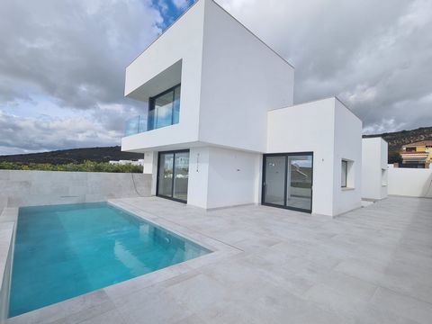 Cette superbe villa de luxe à San Roque offre la combinaison parfaite d'élégance, de confort et de vues à couper le souffle. Située dans la belle ville de Cadix, Costa Del Sol, cette villa est un véritable bijou. Avec 3 chambres spacieuses et 2 salle...