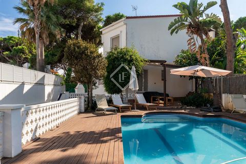 Lucas Fox presents this impressive detached villa just one street from the beach, in a privileged location in Castelldefels. Upon entering, we are greeted by a spacious living-dining room with direct access to the back of the garden. The house has a ...