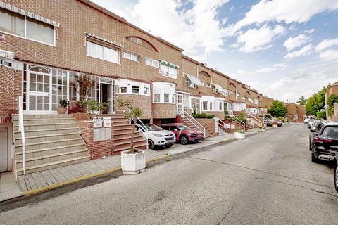 We present an exclusive semi-detached villa in the prestigious area of El Burgo, in Las Rozas de Madrid, ideal for families looking for a cozy, comfortable and ready to move into home. Upon entering the entrance floor, we are greeted by a spacious ha...