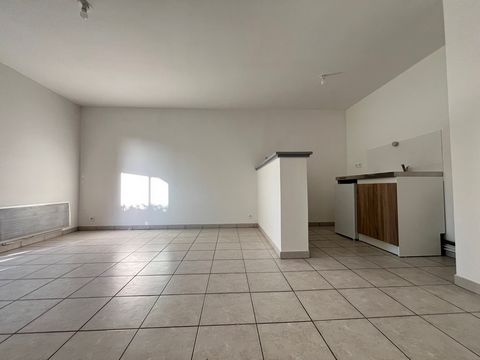 EPIDORA vous propose ce bel appartement orienté plein Sud, idéalement placé proximité du centre ville et des commodités, 800 m à pied de la plage de Trestraou. Comprenant une entrée, un séjour kitchenette, une chambre avec placard, salle de bains, WC...