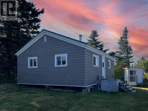 Entdecken Sie den unvergleichlichen Charme von Pictou Island, das oft als Juwel der Northumberland Strait gefeiert wird. Von Meer zu glänzendem Meer erstreckt sich dieses außergewöhnliche +/- 70 Hektar große Anwesen von der Süd- bis zur Nordküste der...