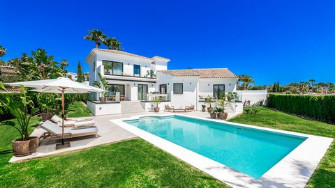 Diese beeindruckende Luxusvilla, eingebettet in die malerische Kulisse von Marbella, ist ein wahres Juwel an der Costa del Sol. Mit atemberaubendem Meer- und Bergblick vereint dieses Anwesen perfekte Eleganz mit höchstem Komfort. Die hochwertige Auss...