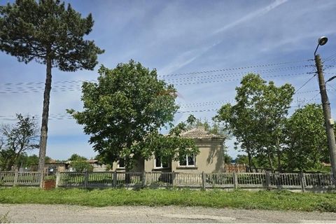 Mooi landelijk huis in Dropla, Dobritsj Het is met veel genoegen dat wij u dit nieuwe landelijke huis te koop presenteren in het dorp Dropla, regio Dobritsj, Bulgarije. De woning is gebouwd in 1990. De woning is gelijkvloers en biedt een totale woono...