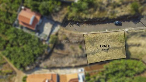 Ce terrain, situé dans la zone de Cafuza, à Sítio do Janeiro, à Santa Cruz, sur l'île de Madère, se distingue par ses 410m² de terrain, où il est possible de construire une maison avec une surface brute de 300m², parfaite pour des projets de plus gra...