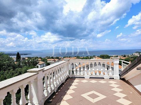 Location: Primorsko-goranska županija, Malinska-Dubašnica, Malinska. An apartment with an open sea view in Malinska is for sale. The apartment of 63.69 m2 is located in the attic and consists of an entrance hall, a storage room, a kitchen with a dini...