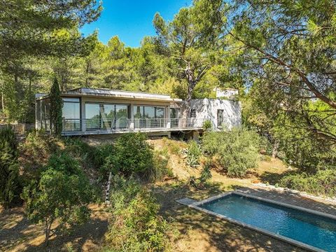 This contemporary 169 m² property boasts breathtaking views of the majestic Fort Saint-André and the Popes' Palace in Avignon. Ideally located in a green and peaceful setting, this sleek architect-designed villa will seduce you with its idyllic and i...