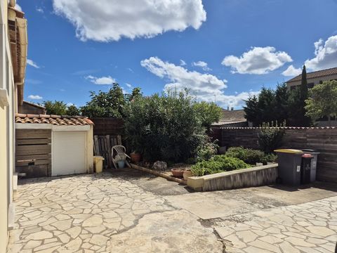 It is in the very popular village of MONTBLANC, located 15 minutes from PEZENAS, between the A9 and the A75, that you will find this charming 2-sided house. Located in a very quiet area, close to the amenities offered by this dynamic village, it deve...