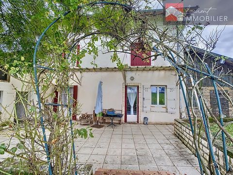 Installez-vous dans cet ancien corps de ferme disposant d'une terrasse agréable bien exposée à seulement 6 minutes de PONT-DE-VAUX. La maison de 140 m2 est composée d'un salon, une salle à manger, un bureau, une salle de bains avec douche, une cuisin...