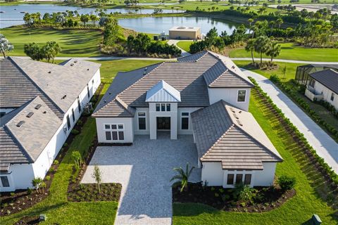 Ervaar luxe wonen op zijn best in dit zelden beschikbare Beacon-model op het zuiden, perfect gelegen met een voorkantreservaat en met uitzicht op de kampioenschapsgolfbaan in Esplanade in Azario, de beste golfgemeenschap van Lakewood Ranch, gebouwd d...