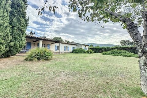 Belle maison de plain-pied dans le centre du village de la Mole sur 2521m² de terrain clos avec sa piscine 4x8m, plusieurs terrasses et3 garages, se composant : hall, wc d'invité, garde-robe, cuisine indépendante équipée, salle à manger, séjour avec ...