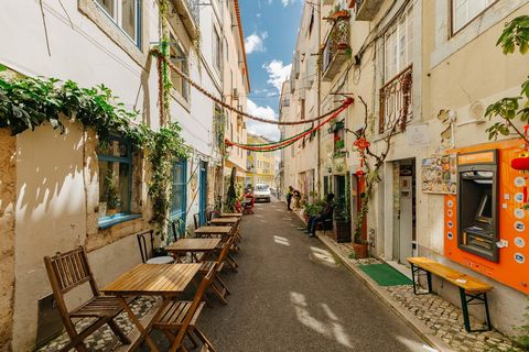 Há ruas que são apenas caminhos. E há ruas que são destinos. A Rua da Silva ou, como muitos já chamam, Green Street Lisbon é uma dessas raras artérias de Lisboa onde tudo vibra com vida, movimento e cor. Entre flores, conceitos criativos e um ambient...