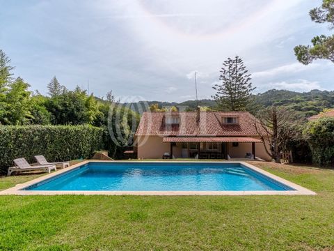Moradia T8, dividida em três apartamentos, com 600 m2 de área bruta de construção, jardim e piscina, inserida num lote de terreno de 1400 m2, localizada em Galamares, Sintra. Moradia com vista para a serra de Sintra e para o Palácio de Monserrate, di...