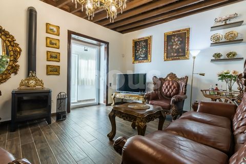 Referencia: 03531. Cerca del Aeropuerto sur «Reina Sofia». Casa adosada en el centro histórico de Granadilla de Abona. Completamente renovada, suelos, ventanas, tubería y sistema eléctrico. La vivienda se compone de dos fincas que pueden ser utilizad...