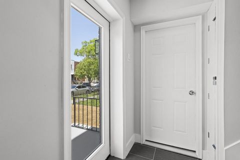 ¡Importante oportunidad de inversión! Edificio de ladrillo de 4 unidades completamente renovado a solo 2 cuadras de Gallaudet y a minutos de Union Station. Cada unidad de 2BR/1BA cuenta con electrodomésticos nuevos, encimeras de granito, gabinetes re...
