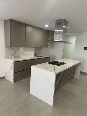 This elegant 125 m² apartment is the ideal place for those looking for comfort and security in a great location. Located on the fifth floor of a modern building, it has 3 spacious bedrooms and 4 bathrooms, ensuring a comfortable and private environme...