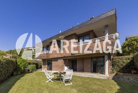Villa pareada o bifamiliar,  a 3 fachadas (orientaciones: Norte-Sur-Oeste), que cuenta con un precioso jardín/ terraza que rodea toda la vivienda. Ubicada en la conocida urbanización de Bidebieta 2, próxima al centro comercial, colegios, zonas deport...