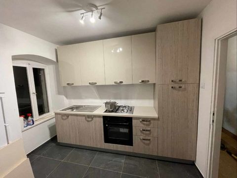 Location: Primorsko-goranska županija, Malinska-Dubašnica, Oštrobradić. KRK ISLAND, MALINSKA - Small apartment with outdoor garden, urgent sale! Malinska and its entire area is called Dubašnica and is located in the western part of the island of Krk....