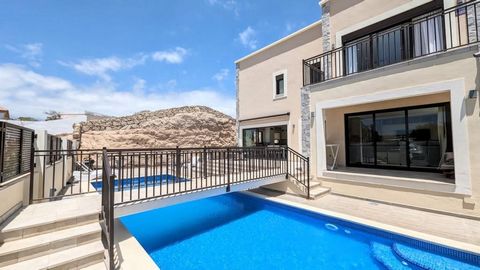 Oportunidad única: Adquisición de Dos Modernos Chalets en un Mismo Terreno en El Médano. Esta es una oportunidad excepcional para adquirir dos chalets ubicados en un terreno singular. La propiedad, que abarca un total de 728m2, alberga dos chalets in...