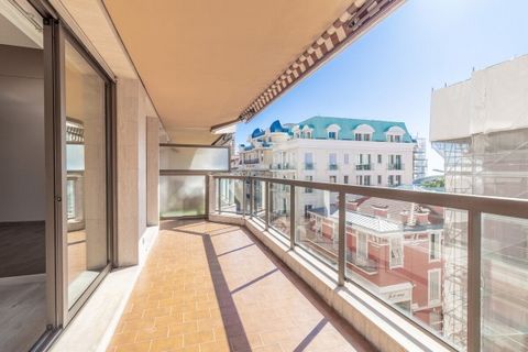 Dit doorloopappartement is ideaal gelegen in een gebouw met bewakingsdienst, tussen de Boulevard des Moulins en de Avenue Saint-Charles en op loopafstand van de tuinen van het Casino. Het bestaat uit een inkomhal, een woonkamer die uitkomt op een ter...