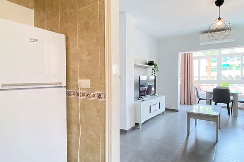 A scenic apartment with two bedrooms, this well-appointed holiday home in Nerja comfortably accommodates up to four guests. It includes one double bed and two single beds, ideal for families or small groups. Guests can relax on the private 20 m² sout...