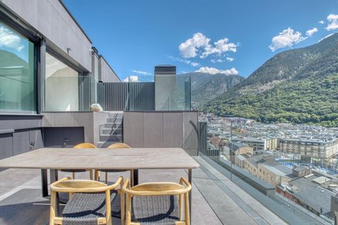 Met genoegen presenteren wij u exclusief het meest selecte penthouse van heel Andorra: een luxe triplex met privézwembad.~~Deze indrukwekkende triplex van 500 m², strategisch gelegen in het hart van Andorra la Vella, biedt een unieke ervaring die de ...