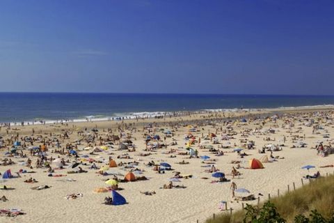 This apartment for six is located on the first floor and is surrounded by the largest freshwater lake in France and the waves of the Atlantic Ocean in residence Les Hameaux de l'Ocean. It is only 150 m from the sandy beach of Carcans and about 200 m ...