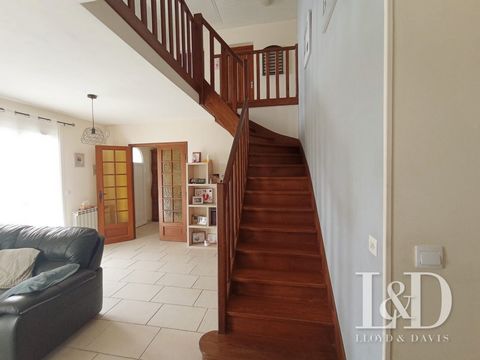 Exclusivity Lloyd and Davis - Charming Traditional House in CUY Discover this charming traditional house of 165 m², built in 1985, offering an ideal living environment for families looking for comfort and tranquility. Located on a plot of 1320 m² enc...