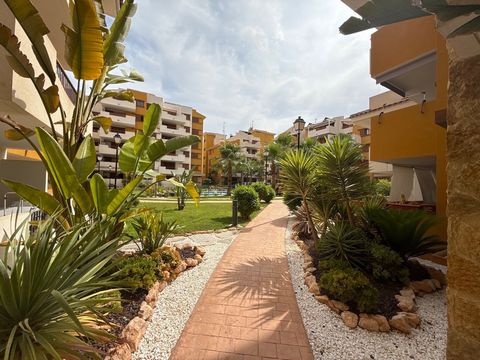 Situado en el codiciado complejo cerrado de La Recoleta en Punta Prima, este excepcional apartamento de esquina de 3 dormitorios y 2 baños ofrece la mezcla perfecta de espacio, estilo y vida costera. Situado en la 3ª planta y con un generoso tamaño d...