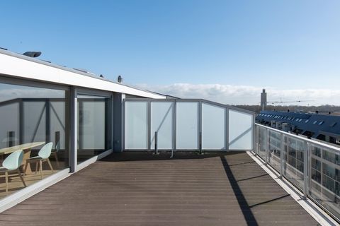 Dit fascinerende penthouse met 2 slaapkamers ligt centraal gelegen vlak bij het station en biedt zijdelings uitzicht op de jachthaven. Het appartement beschikt over een heerlijk zonneterras van 40 m², ideaal om te ontspannen of gasten te ontvangen. B...