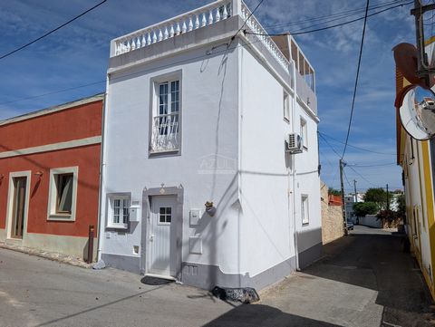 Cette maison de ville de 2 chambres magnifiquement rénovée offre le mélange parfait de charme traditionnel et de confort moderne, idéale pour une habitation permanente ou une propriété pratique à verrouillage et à faible entretien. Entrez et laissez-...