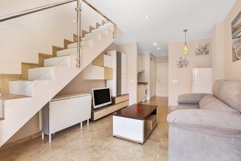 Despierta con el sonido de las olas y disfruta de la vibrante energía de la vida costera en este apartamento dúplex de elegante diseño, a solo 50 metros de la playa de Torremolinos. Ideal para hasta cuatro personas, este espacio es una escapada marav...