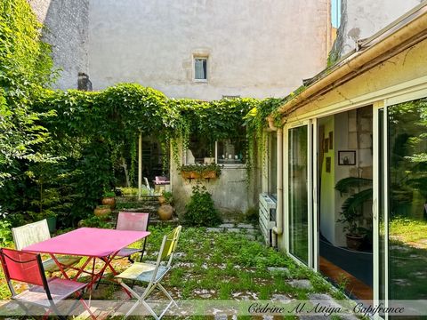 Dpt Charente Maritime (17), à vendre LA ROCHELLE maison P6 de 211 m² - Terrain de 235,00 m²