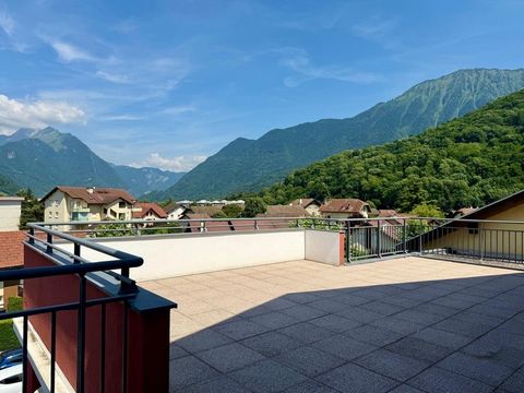 Dpt Haute Savoie (74), EXCEPTIONNEL à vendre FAVERGES appartement T4 (88,15 m2) Dernier étage Terrasse XXL avec vue