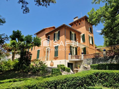 Authentique maison bourgeoise avec jardin, piscine et dépendance.