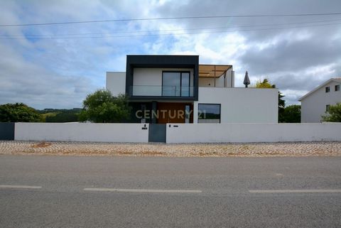 Procura o equilíbrio perfeito entre conforto moderno e o sossego da natureza? Esta moradia é para si. Apresentamos esta magnífica moradia de arquitetura contemporânea localizada em São Gregório, a escassos minutos de Caldas da Rainha, esta moradia de...