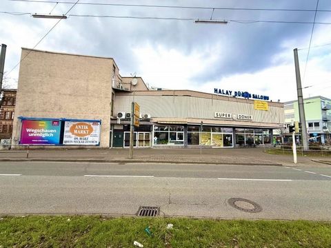Te koop is een uiterst veelzijdig woon- en bedrijfsgebouw op een uitstekende locatie in Mannheim. Het pand biedt een breed scala aan toepassingen voor handelaars, investeerders of restauranthouders op een royaal perceel van 569 m² en een totale opper...