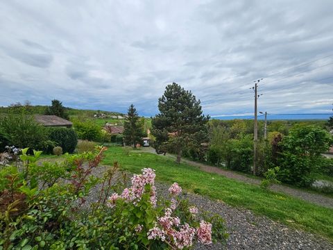VILLA 151m2, 3 CHAMBRES, 1 SALLE DE BAIN, 2 SALLES DEAU, PISCINE INTÉRIEURE, GRAND JARDIN, VUE PANORAMIQUE, 1h15 de LYON, 45min de ST ETIENNE, 10min de FEURS