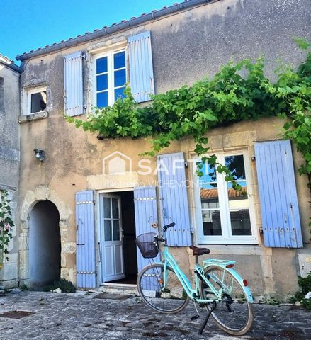 En plein centre bourg, petite maison atypique en pierre avec petite cours privative!