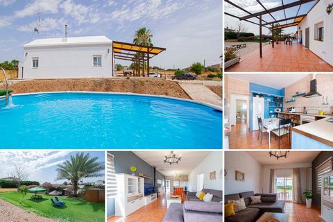 **Chalet Independiente en parcela rustica, en Cantillana, Sevilla** Ubicado en la ladera de la hermosa Sierra de Sevilla, este impresionante chalet independiente se sitúa en una parcela de 2.500 m² en el encantador pueblo de Cantillana. Con una super...