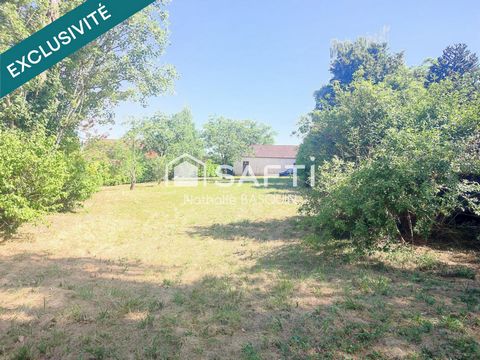 Sur Jardin arboré, beau bâtiment pour créer une habitation sur env. 82 m2 avec extension.