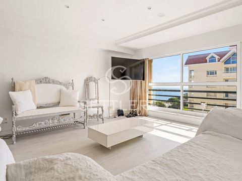 Apartamento T2 com vista lateral de mar em todas as divisões, inserido em condomínio de referência em Cascais, na primeira linha de mar. Apenas a alguns minutos a pé da Casa da Guia e da ciclovia que dá acesso direto á praia do Guincho. Composto por:...